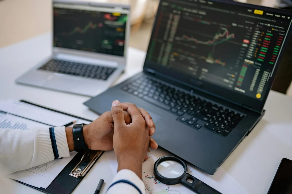 US Broker vs Offshore Broker: Pros, Cons, and Risks